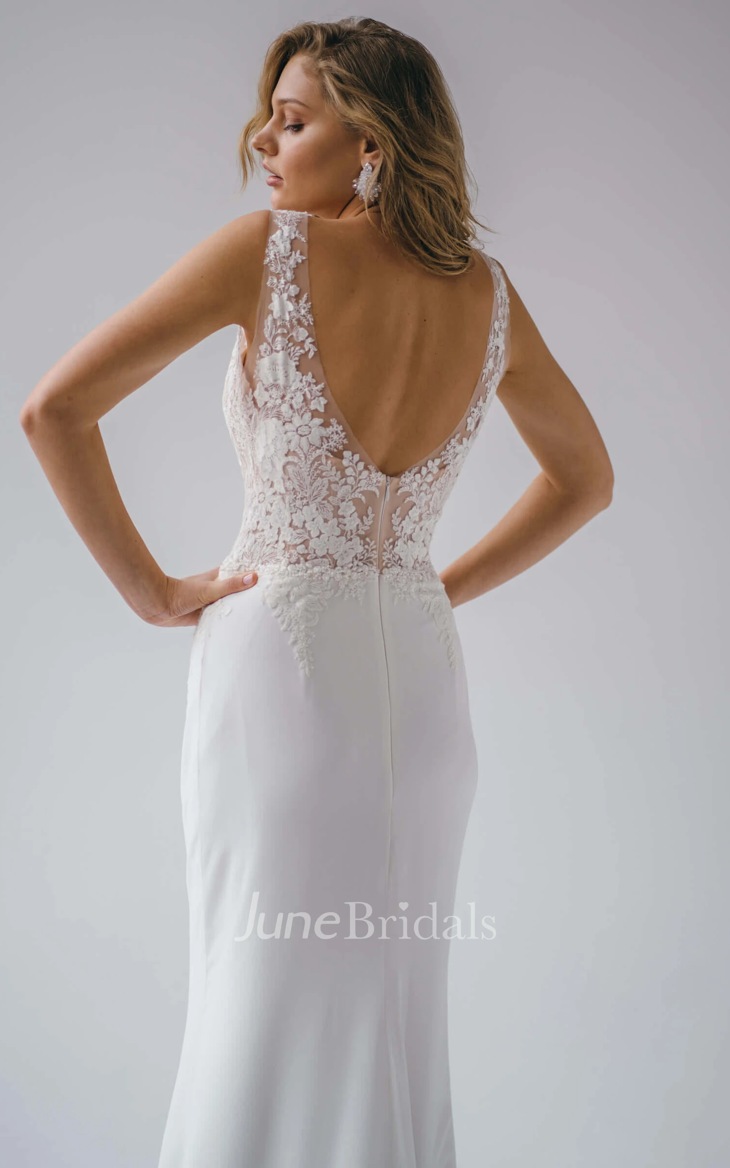 Modern Floor-length Sleeveless Chiffon Mermaid Open Back Wedding Dress with Appliques