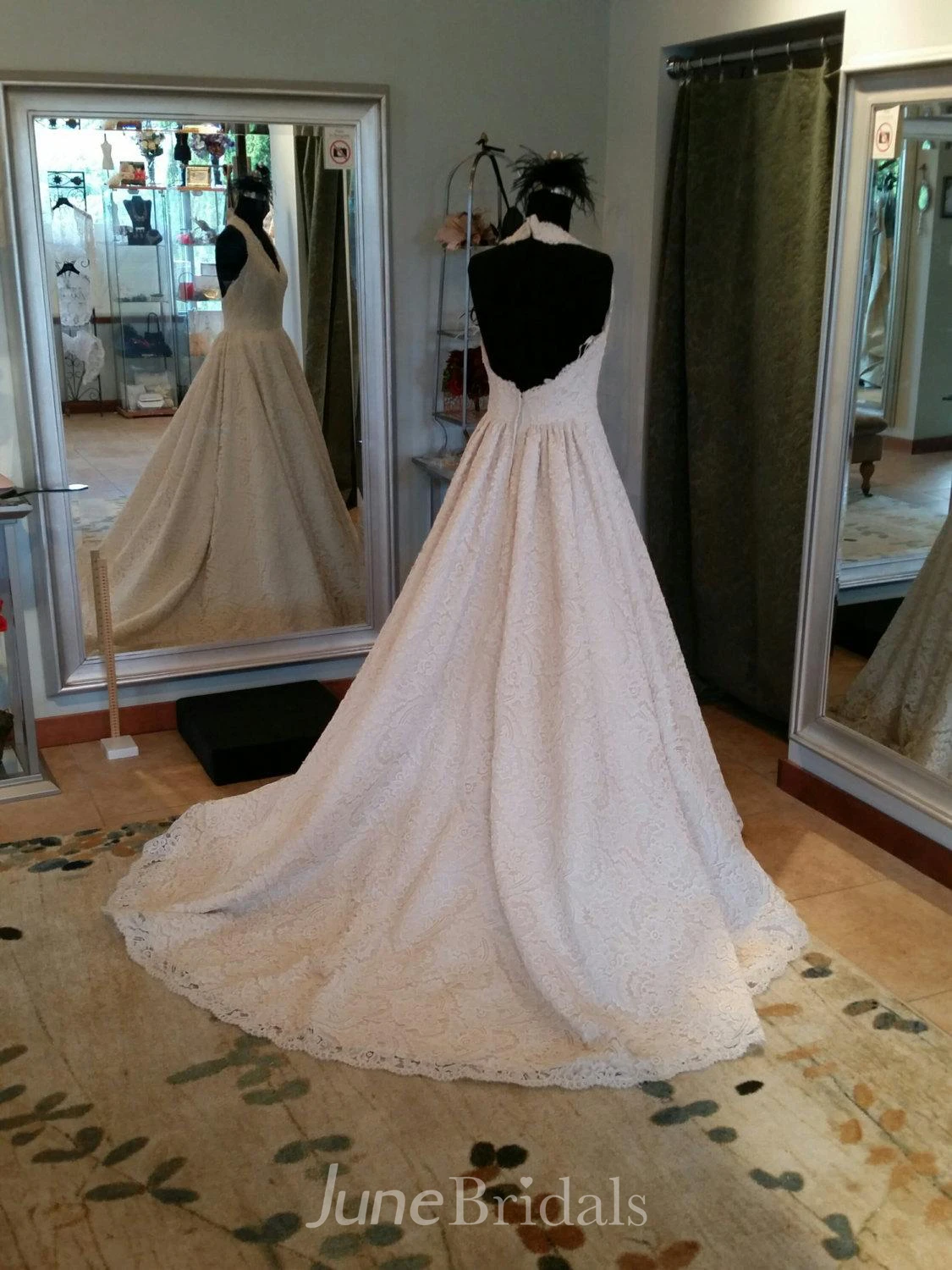 Elegant Sleeveless Pleated Lace Halter A-Line Wedding Dress