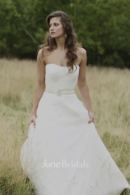 Strapless Floor-Length Sleeveless Broach Lace Wedding Dress