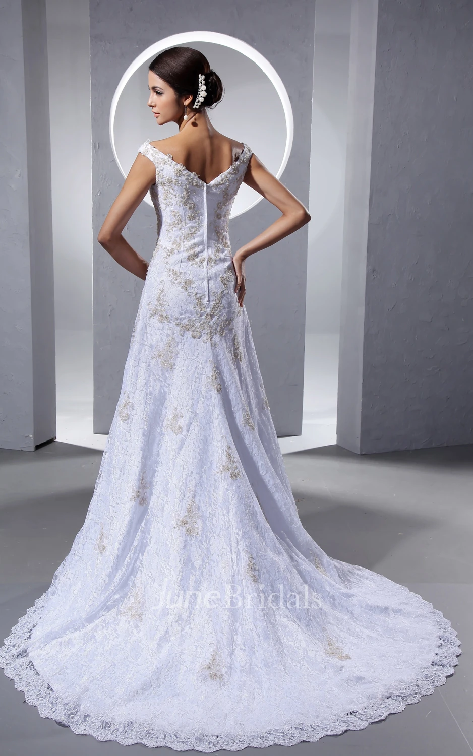 Impressive Laced V-Neck Column Dress With Strapless Court Train