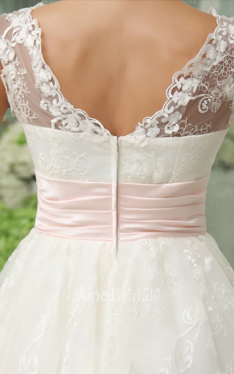 Short Sweetheart Sleeveless Exquisite Gown With Lace Applique
