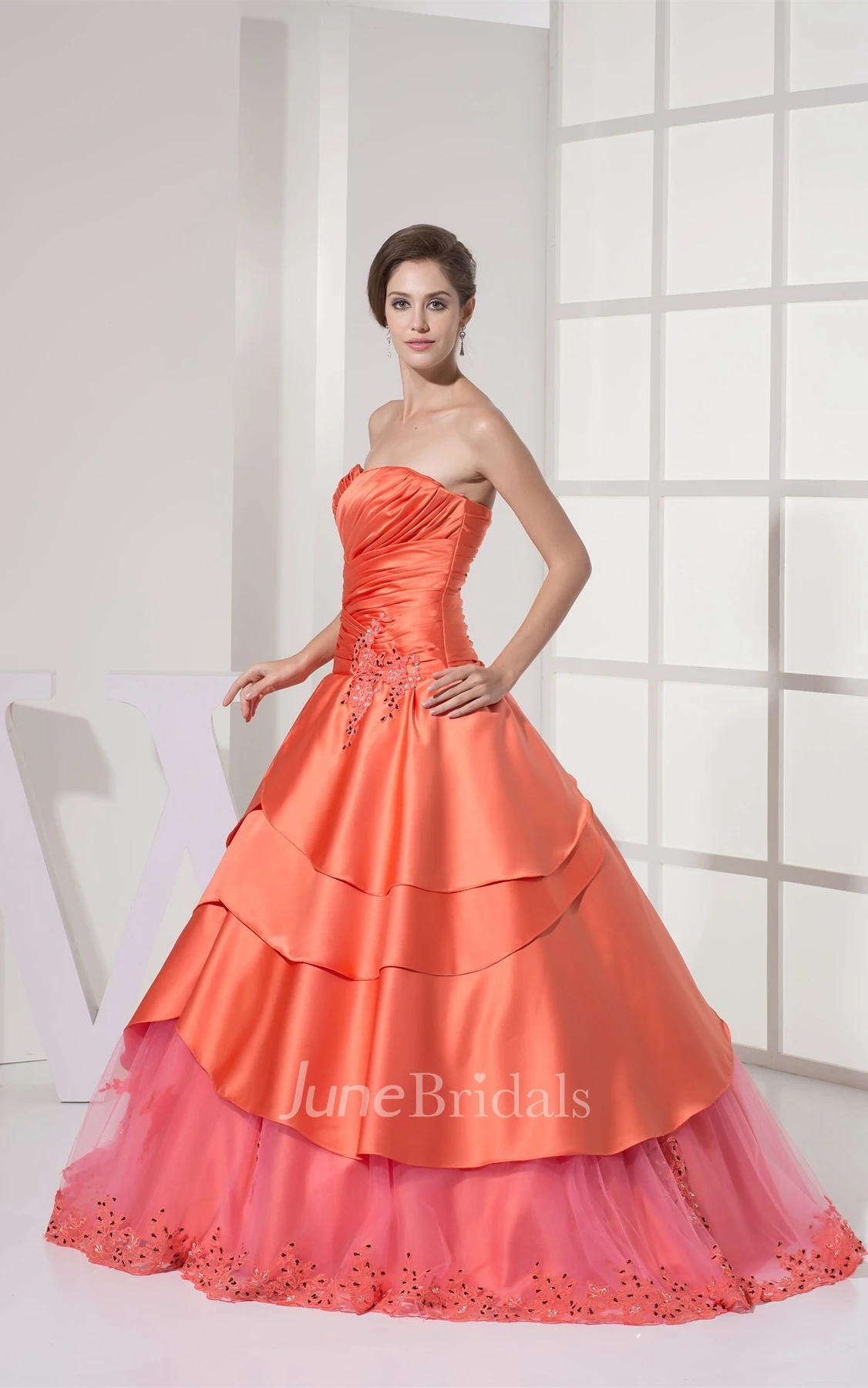 Sweetheart Criss-Cross Ruched Ball Gown with Stress and Appliques