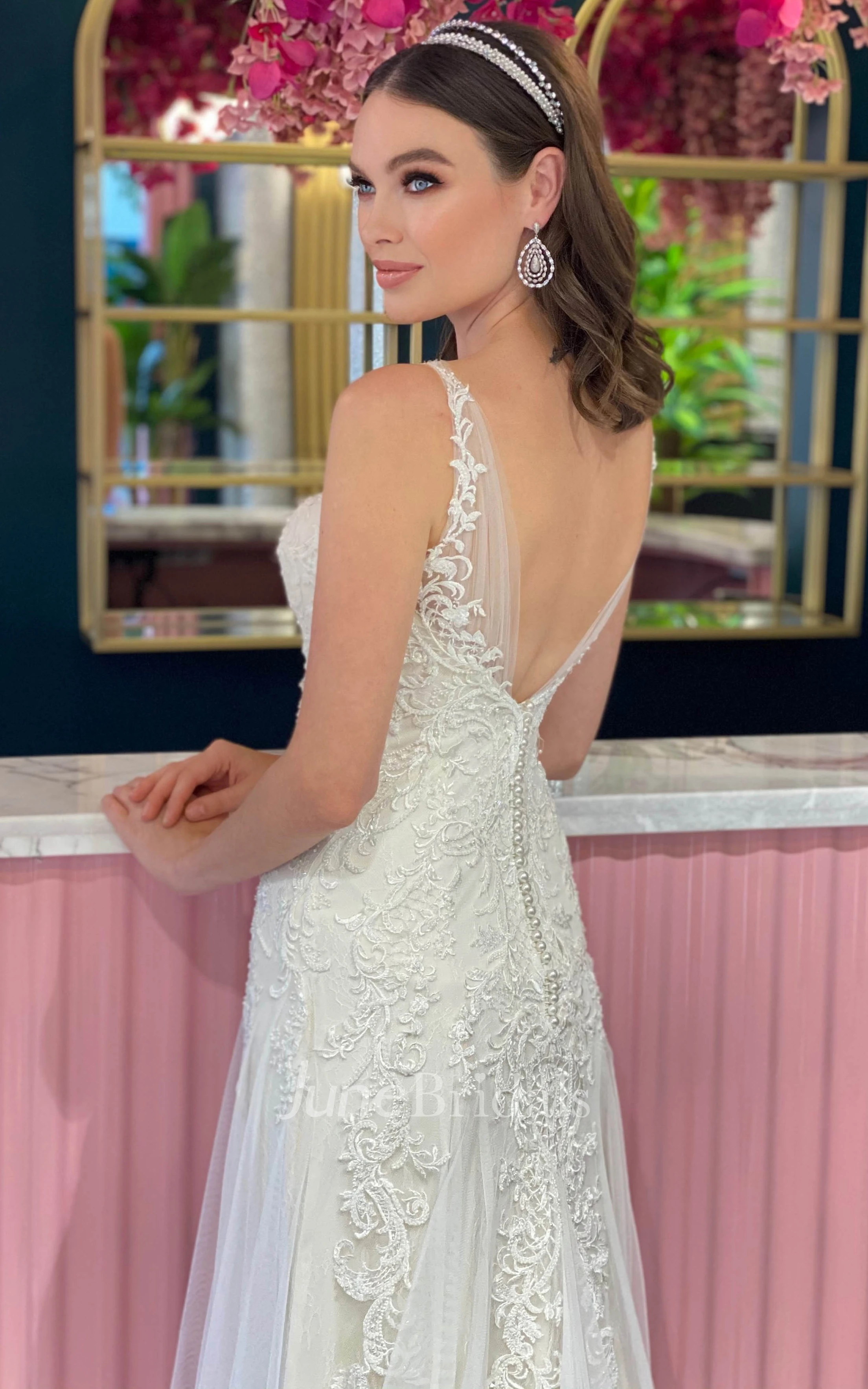 Bohemian Sheath Lace Tulle V-neck Sleeveless Wedding Dress With Appliques and Pleats