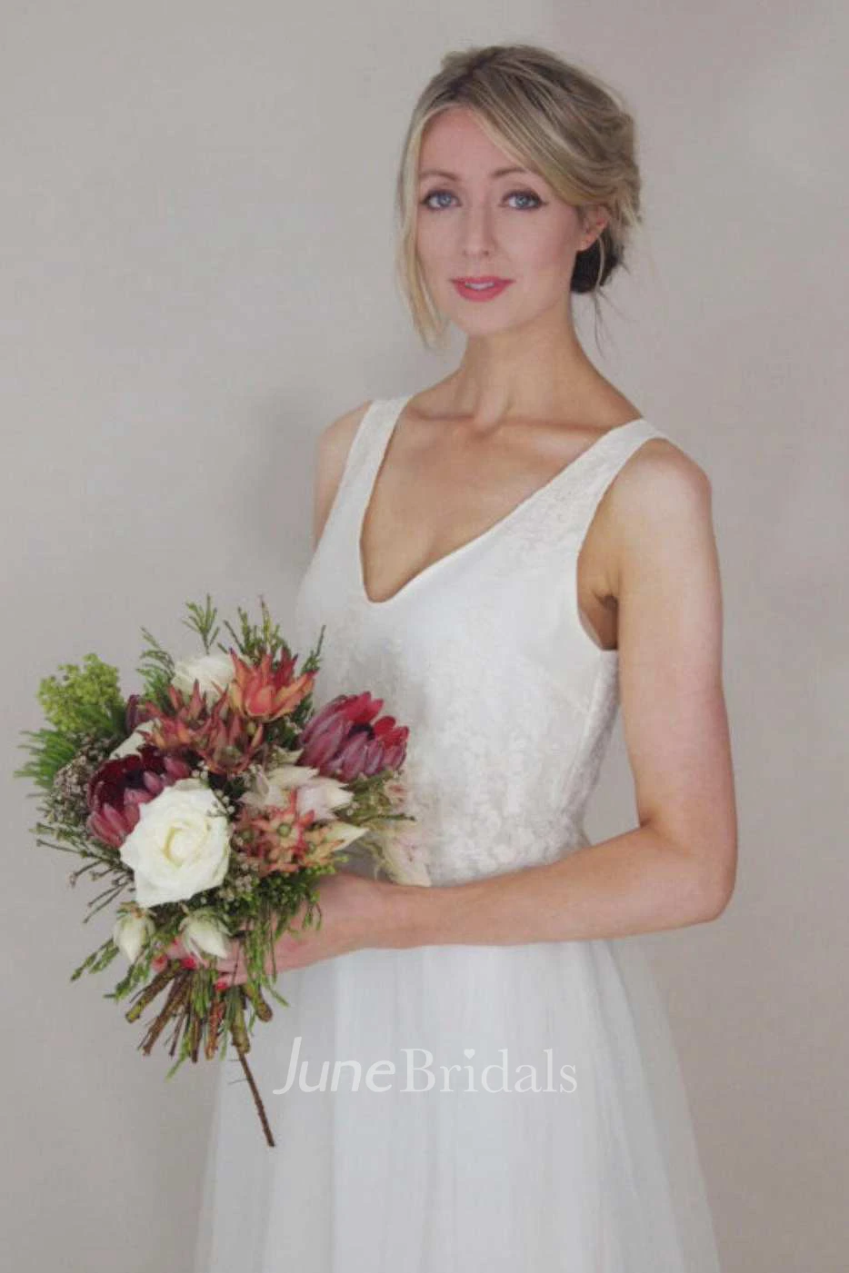 Casual Floor-Length Plunged Sleeveless Tulle Dress