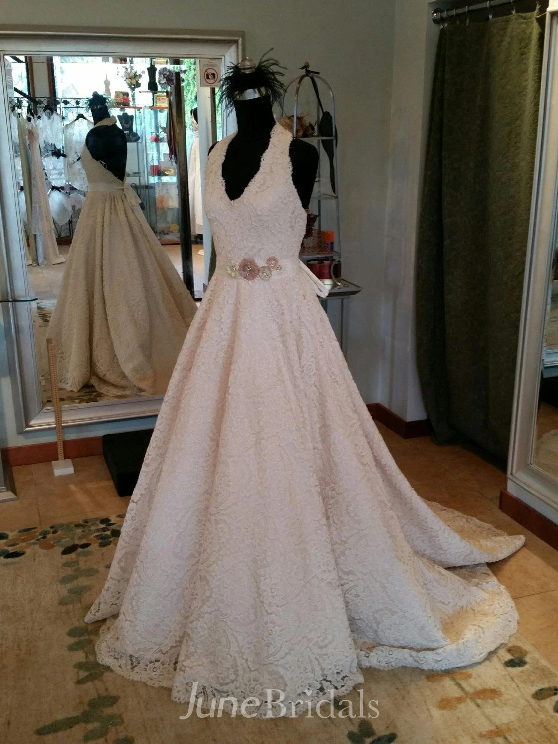 Elegant Sleeveless Pleated Lace Halter A-Line Wedding Dress