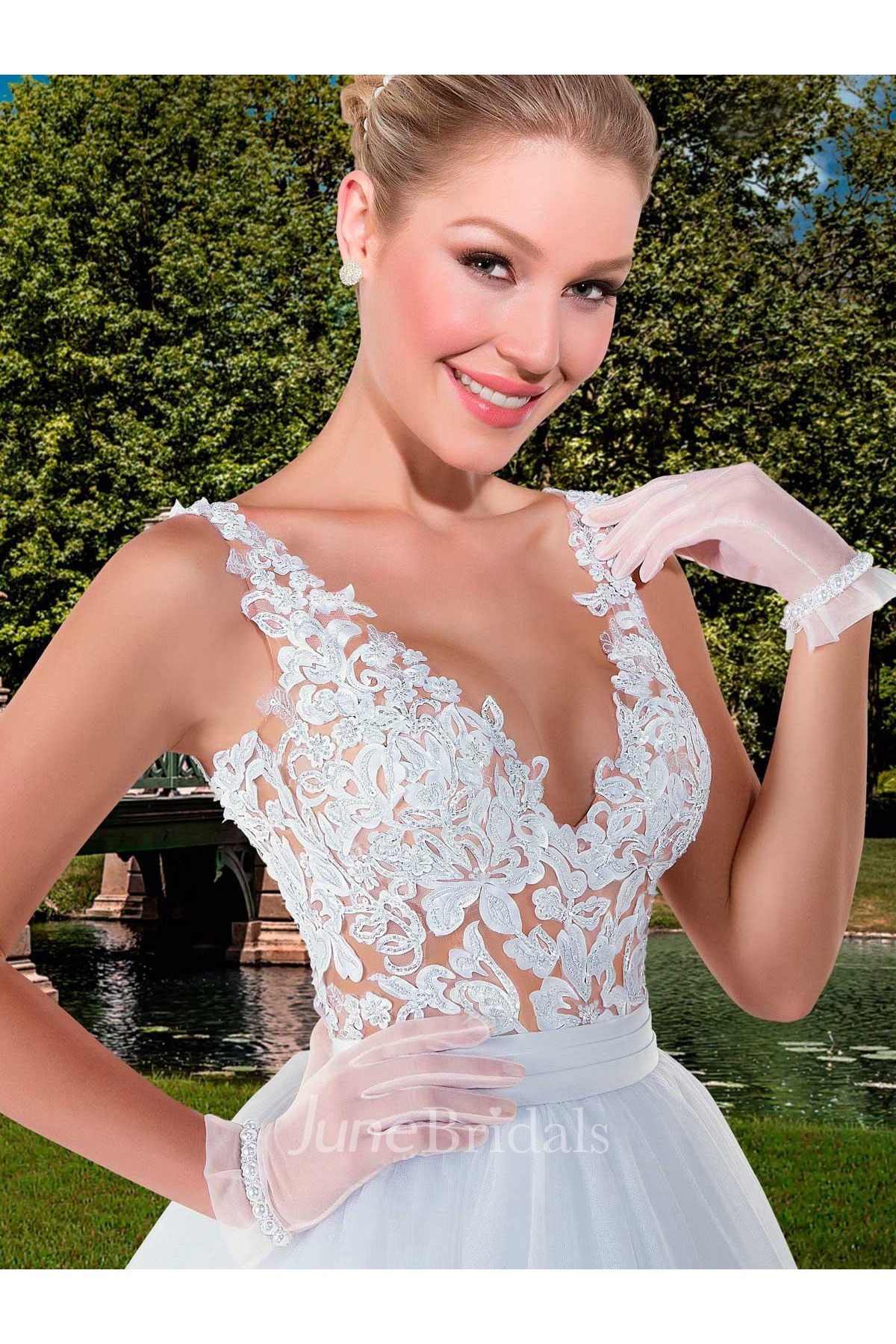 Delicate V-neck Tulle Lace Wedding Dress Appliques Sweep