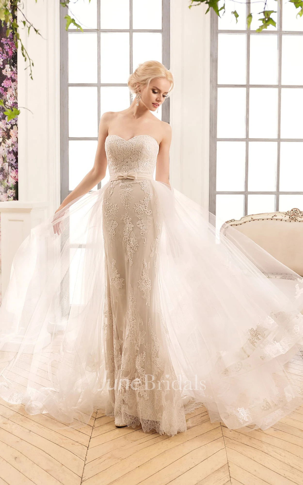 Sheath Floor-Length Sweetheart Sleeveless Backless Lace Dress With Appliques And Bow