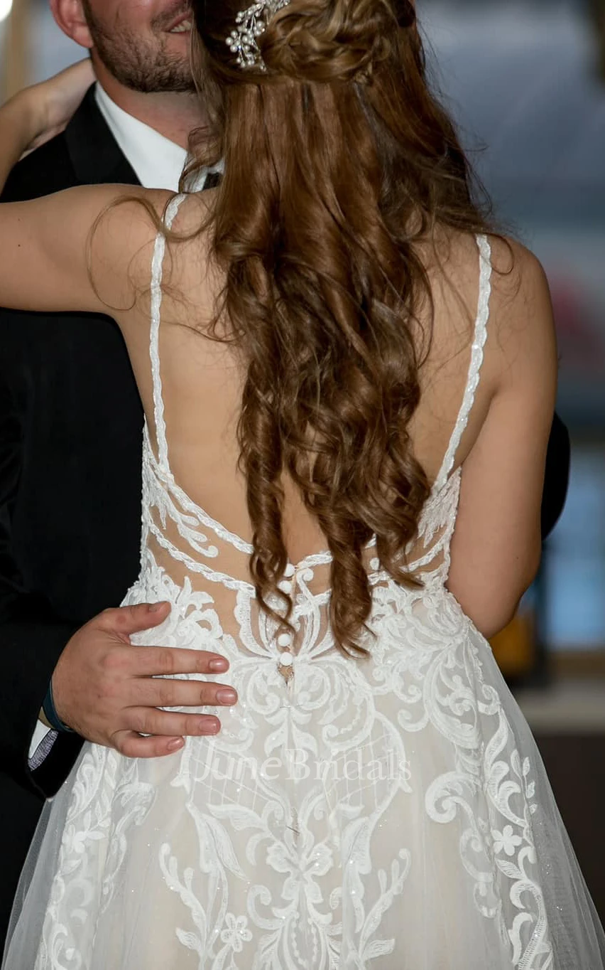 Elegant Country A-Line V-neck Tulle Wedding Dress With Spaghetti Straps And Open Back