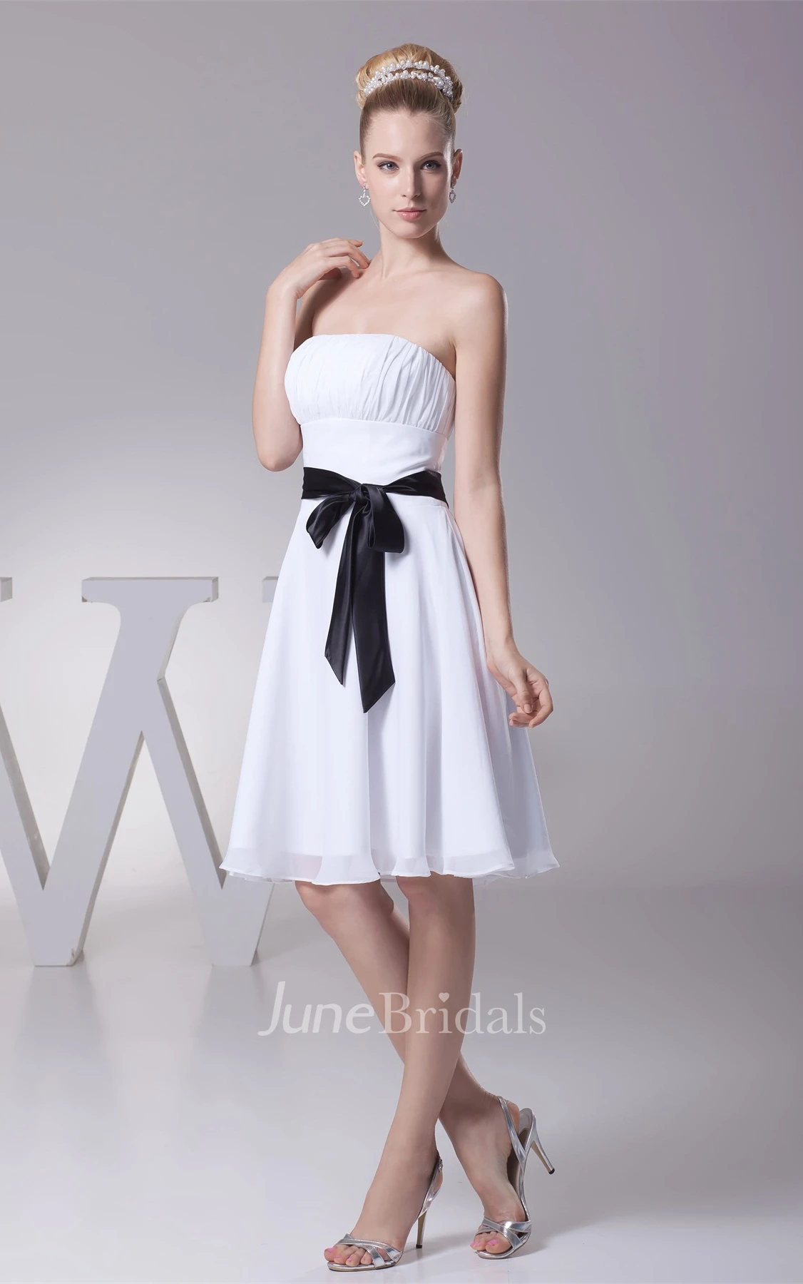 Knee-Length Ruched Strapless A-Line Gown with Bowed Sash and Zipper Back