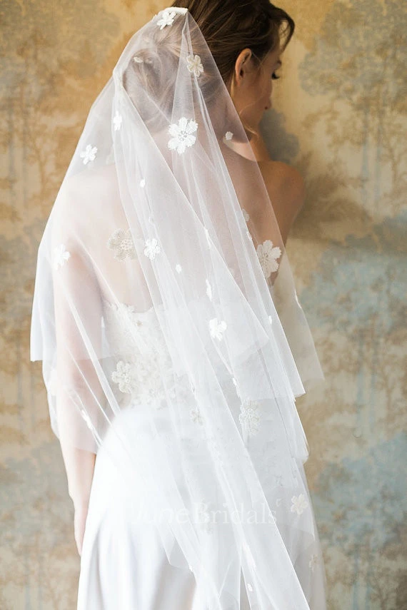 Sweet Flower Petals Short Wedding Veil