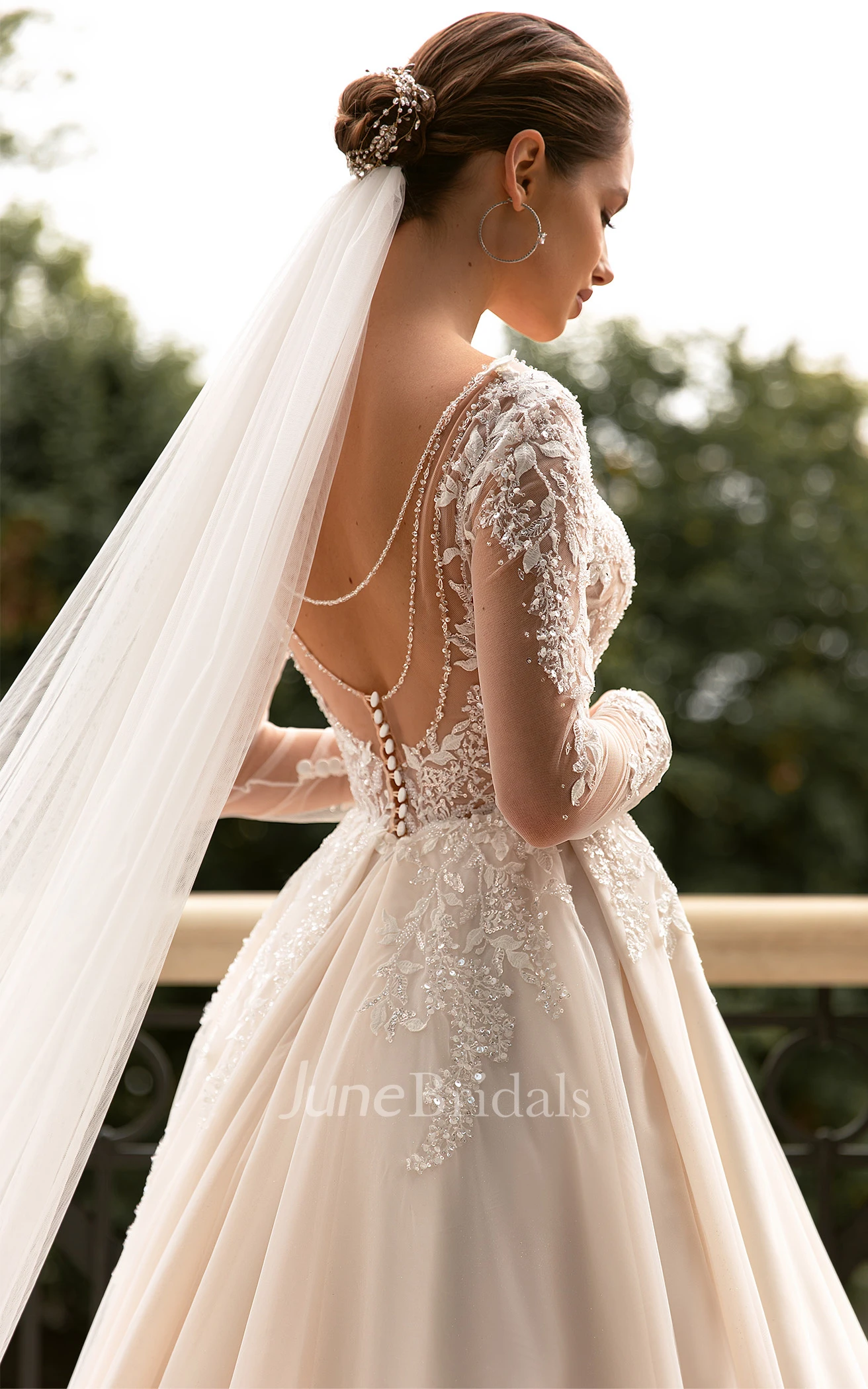 Elegant A Line Plunging Neckline Tulle Wedding Dress with Beading