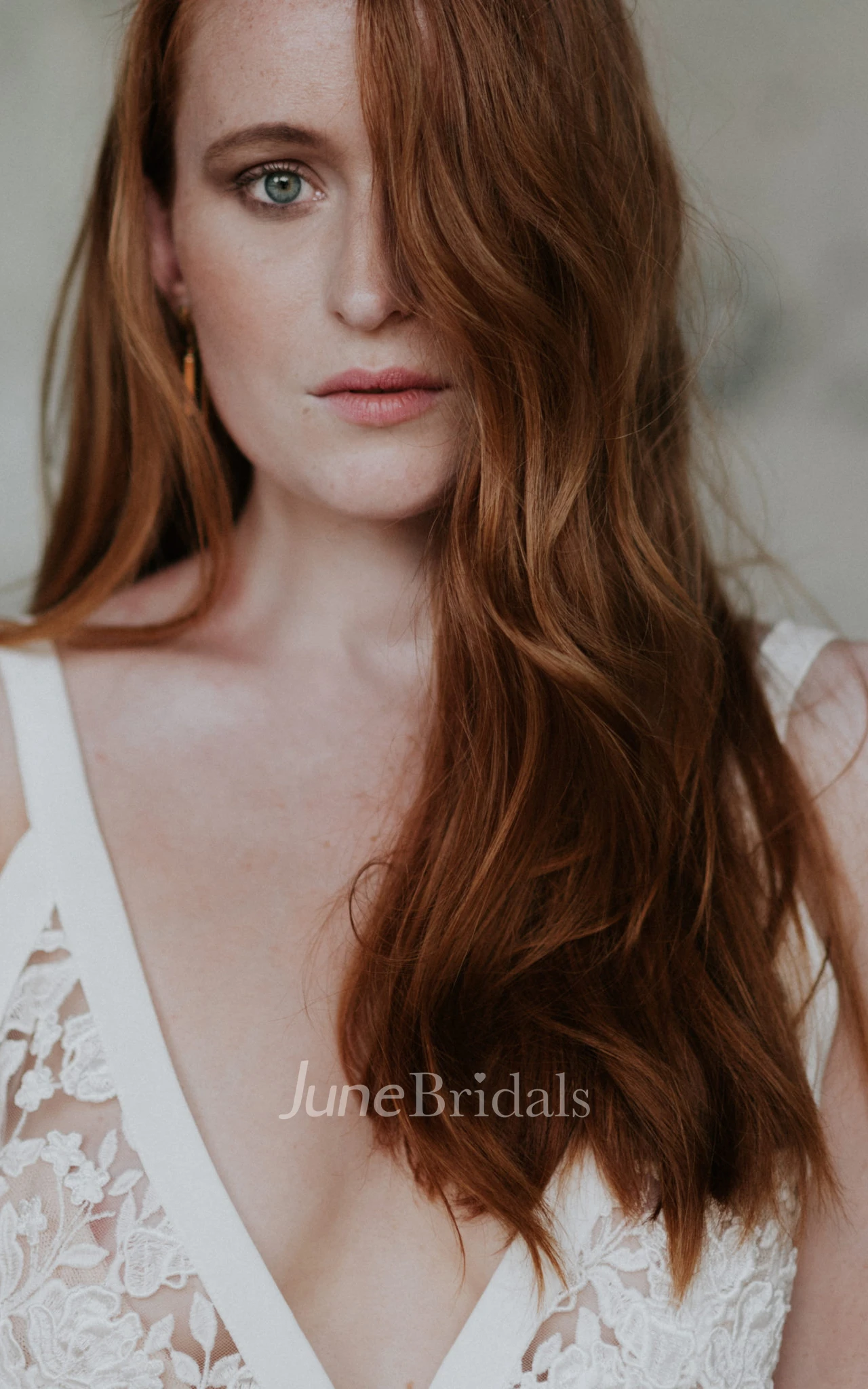 V-neck Sheath Sexy Split Sleeveless Beach Straps Spring Wedding Dress with Lace Appliques