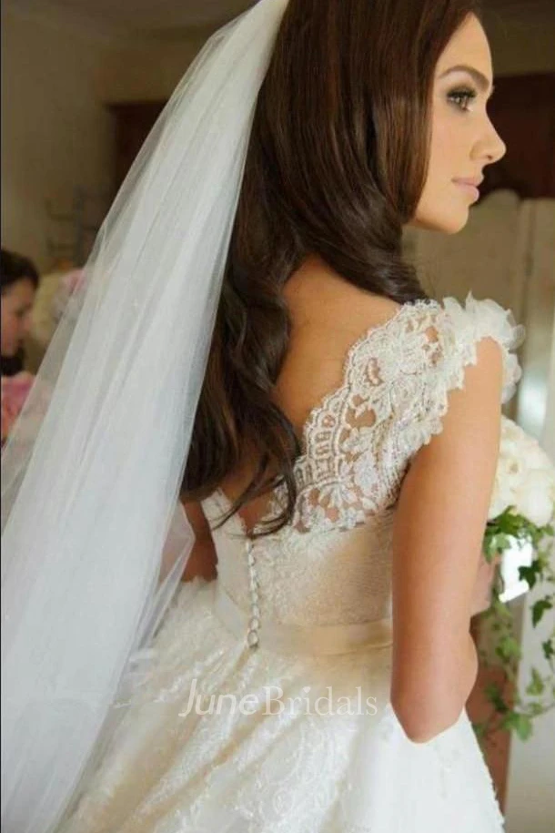 Delicate Lace Appliques Tulle Wedding Dress Button Zipper Back Straps Sleeveless