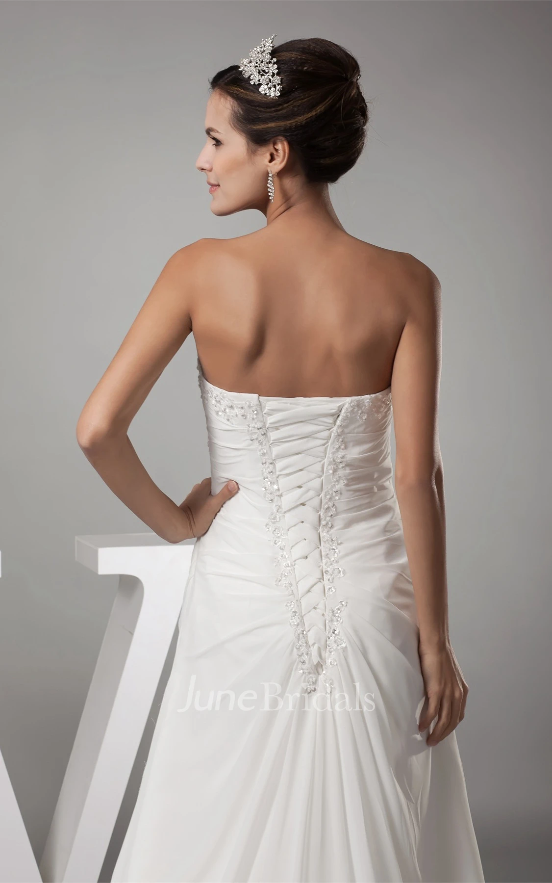 Sweetheart Appliqued Criss-Cross Chiffon Dress with Court Train