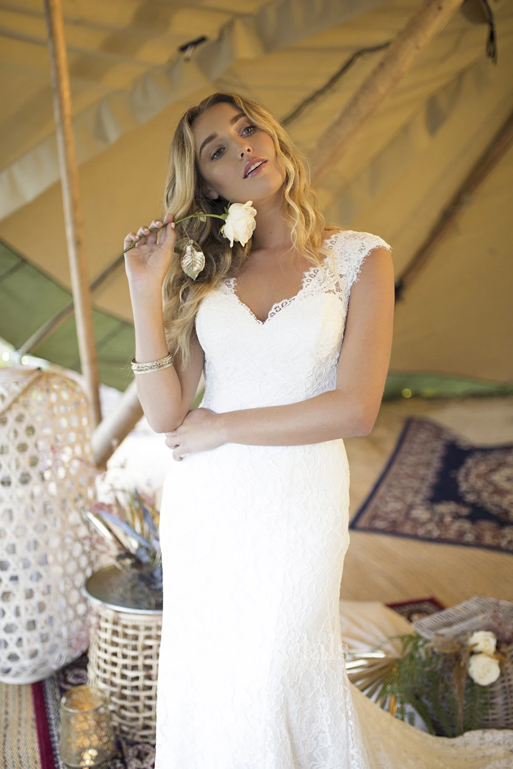 Boho A-line Elegant Lace Cap Sleeve Wedding Dress With V-neck And Keyhole