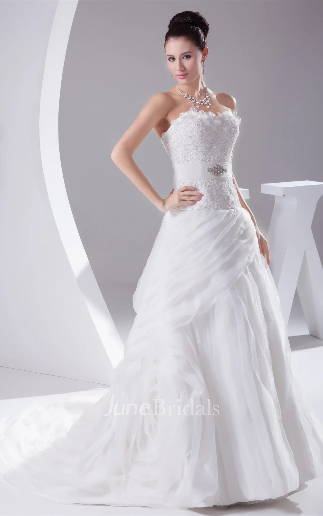 Sweetheart Appliqued A-Line Tulle Dress with Broach and Beading