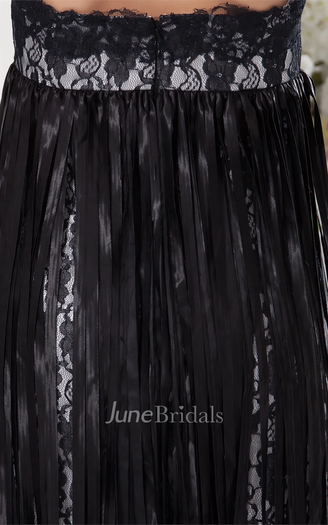 Sleeveless Fitted Mini Dress with Lace and Halter