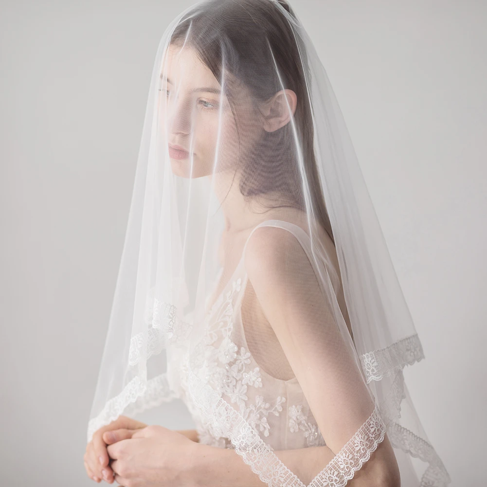 Simple Style Tulle Fingertip Veil with Lace Edge