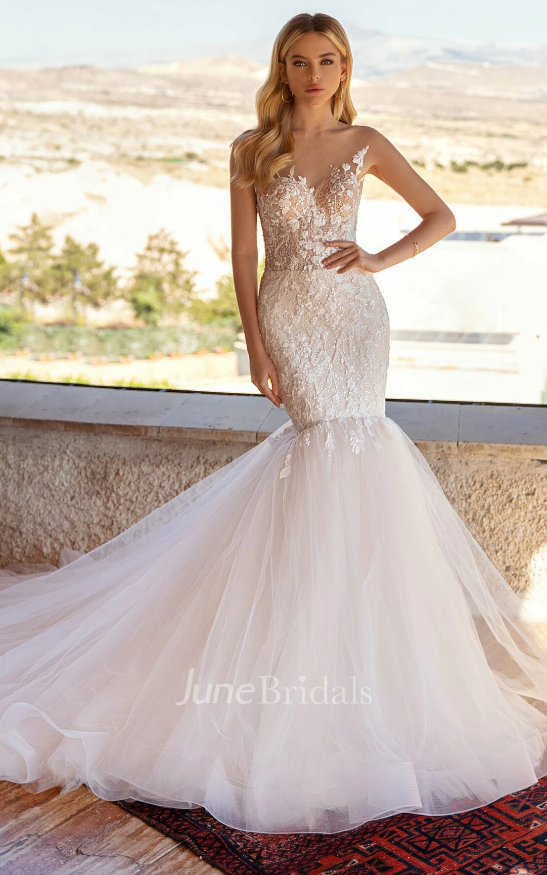 Elegant Mermaid Floor-length Sleeveless Lace Wedding Dress with Appliques