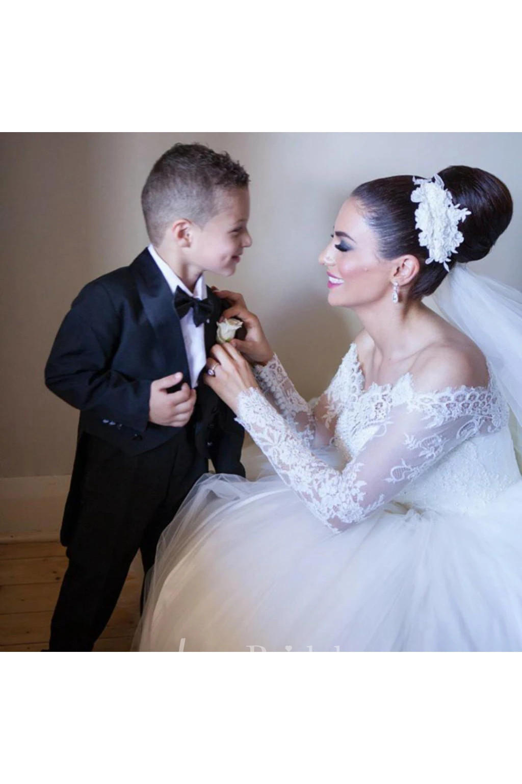 Glamorous Off-the-shoulder Lace Ball Gown Wedding Dress Tulle Button Back