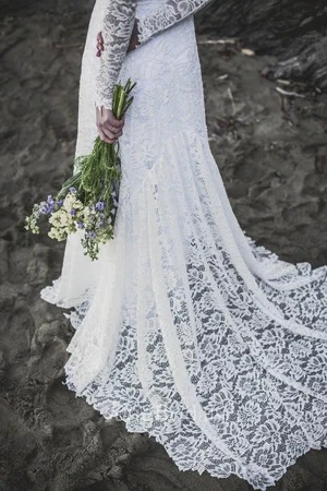 Long Sleeve Sexy A-line Lace Wedding Dress With V-neck And Keyhole
