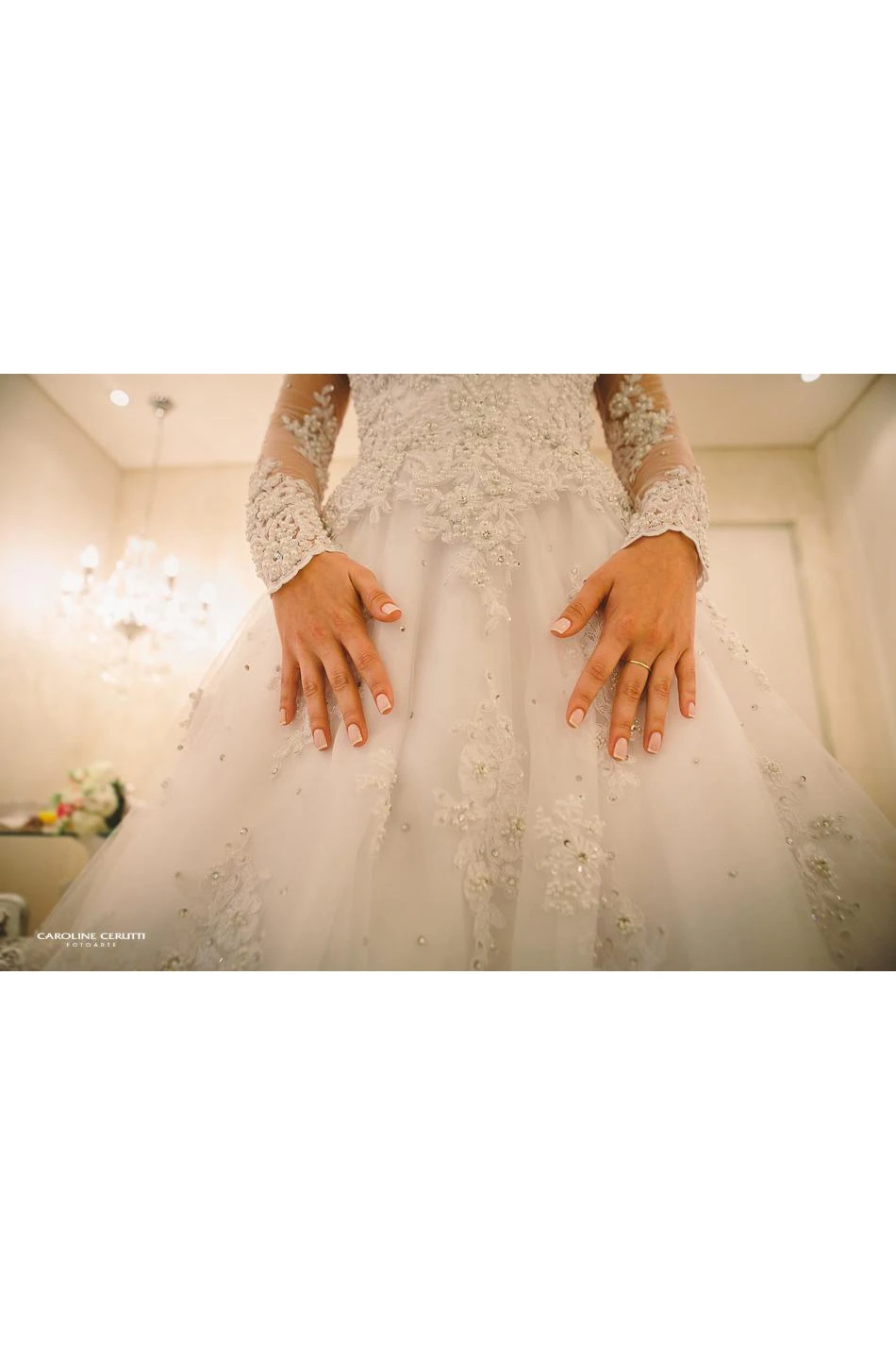 Gorgeous Lace Appliques Beadings Tulle Wedding Dress Long Sleeve