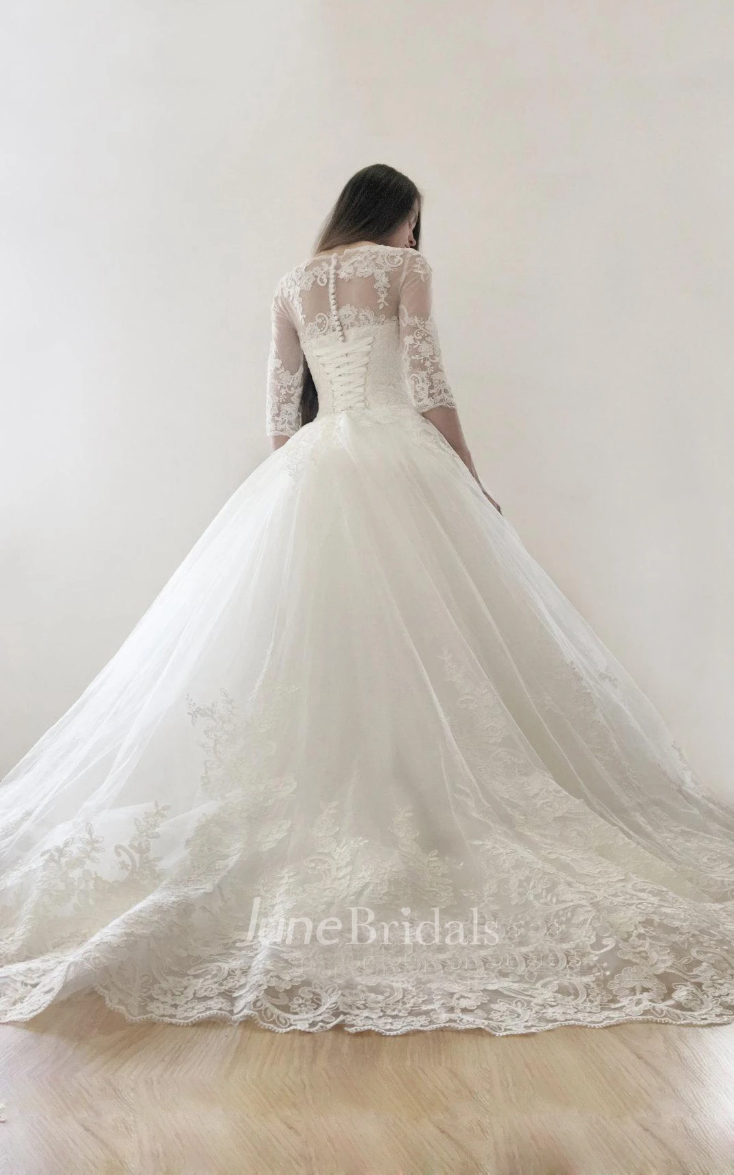 Ball Gown Tulle Lace Satin Weddig Dress With Button