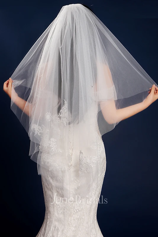Simple Short Fingertip Wedding Veil with Appliques