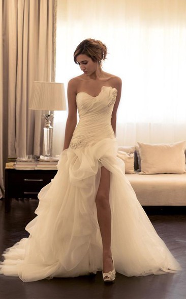 Sexy Ruffles Sweetheart Sleeveless Wedding Dress With Beading