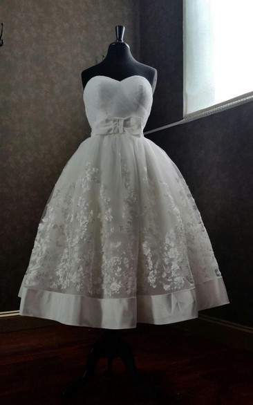 Cute Tea-Length Appliqued A-Line Wedding Dress With Bow
