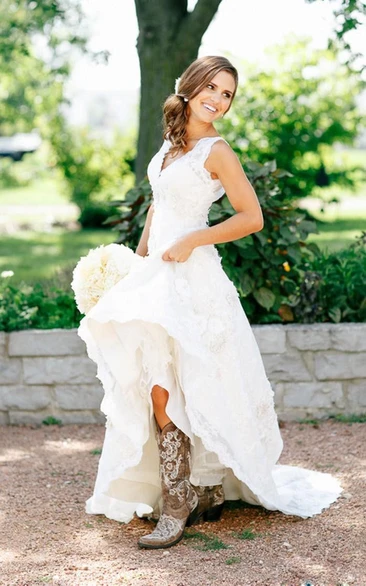 Elegant Country Lace Wedding Dress Rustic Cowgirl Boots V-Neck Boho Bridal Gown with Court Train