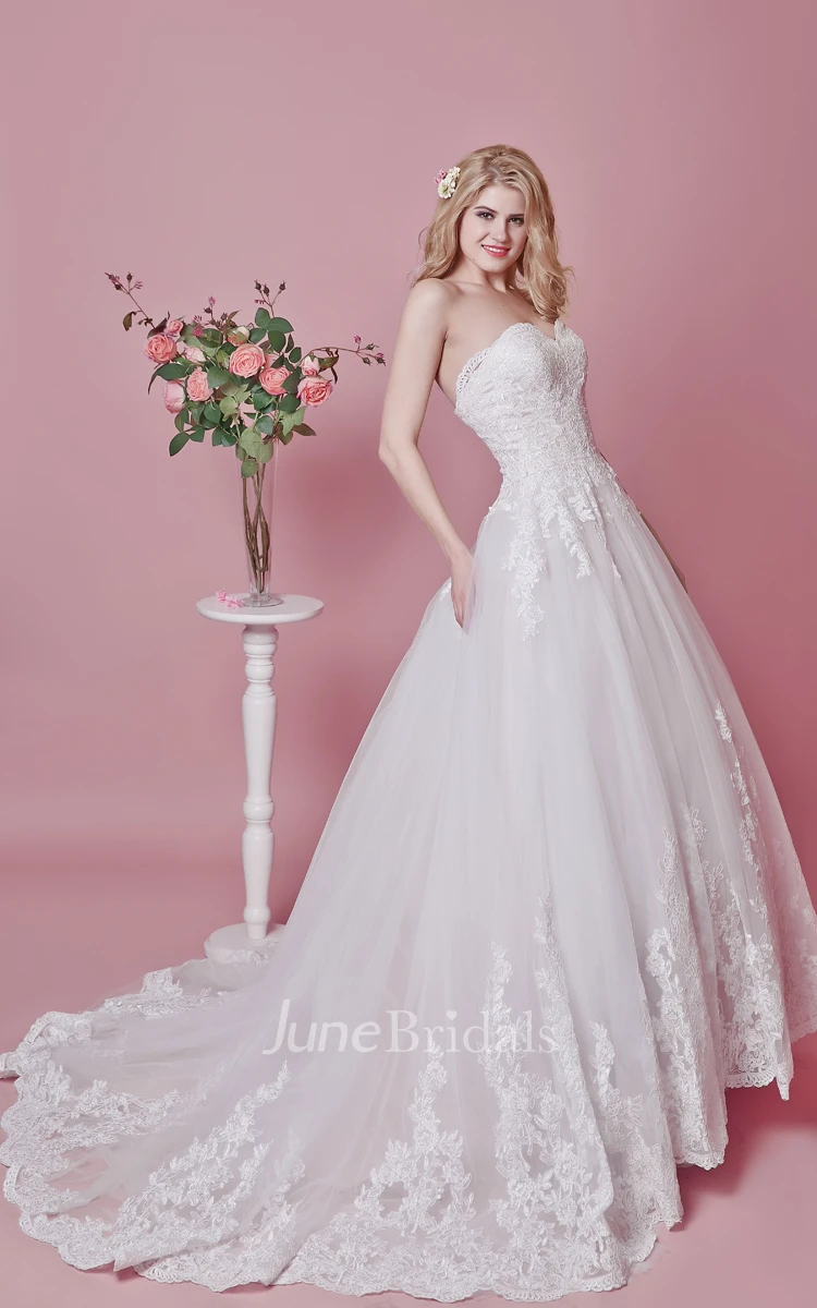 Vintage-inspired Floral Motif Wedding Dress With Train