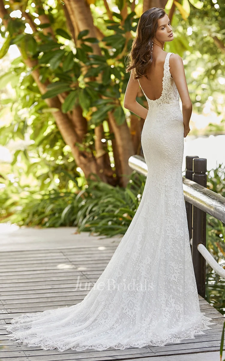 Elegant Sleeveless And Open Back V-neck Lace Mermaid Wedding Dress With Court Train
