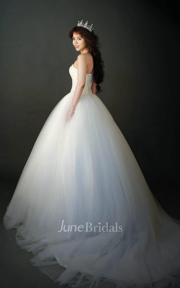Sweetheart Tulle Bull Gown With Lace Corset and Court Train