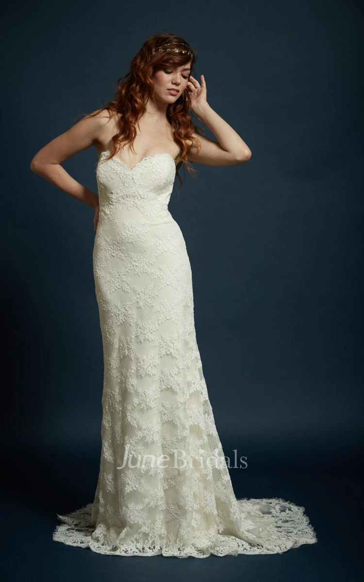 Romantic Strapless Sweetheart Neckline Slight Fit and Flare Skirt With Scalloped Train