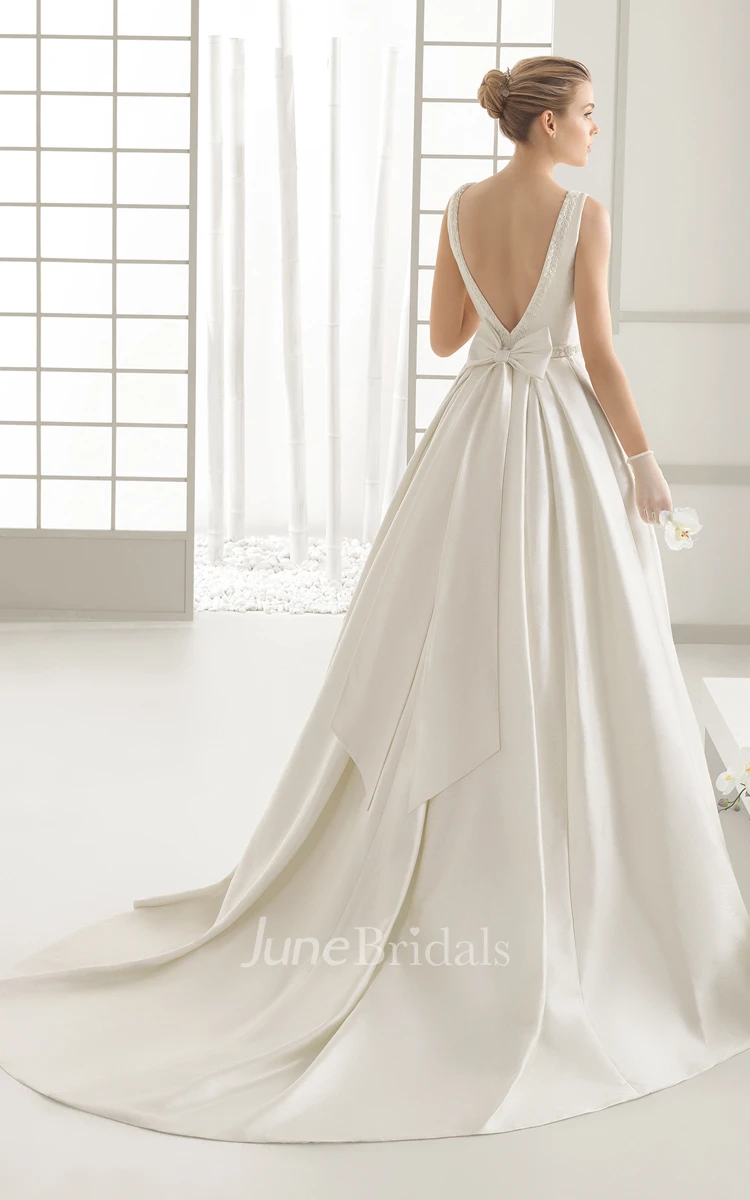 Graceful Sleeveless Bateau-necl V-back Gown With Decorative Bow at Back